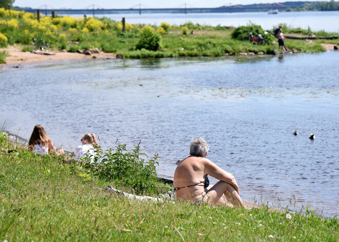 Šodien gaidāma silta un saulaina diena, bet vakarpusē dažviet būs lietus mākoņi