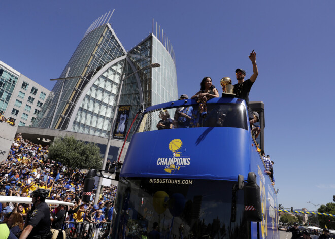 NBA čempionu Goldensteitas "Warriors" parāde Oklendā.