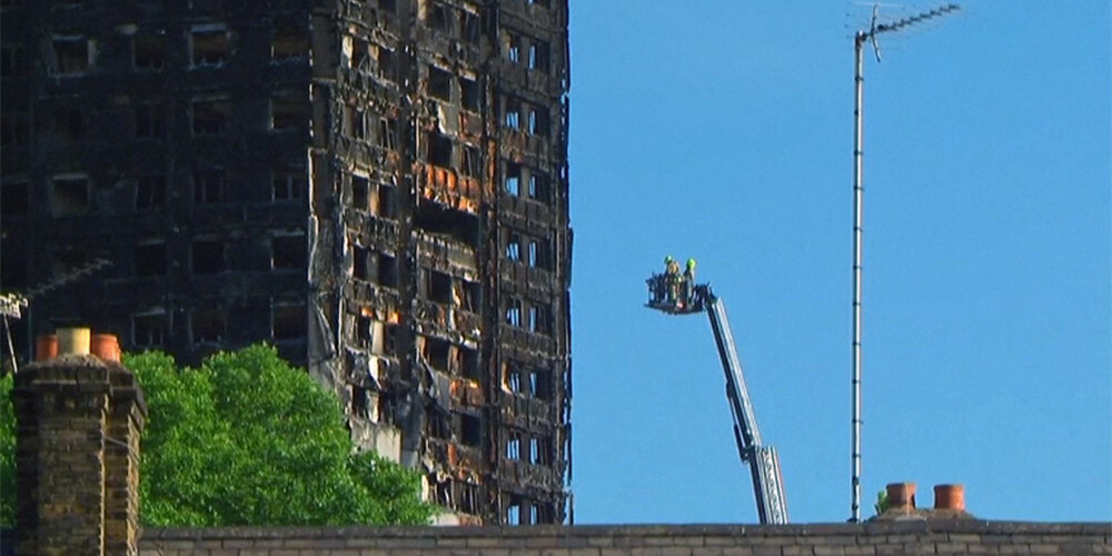 Pēc traģiskā ugunsgrēka Londonas "Grenfell Tower" ēkā pazuduši 65 cilvēki