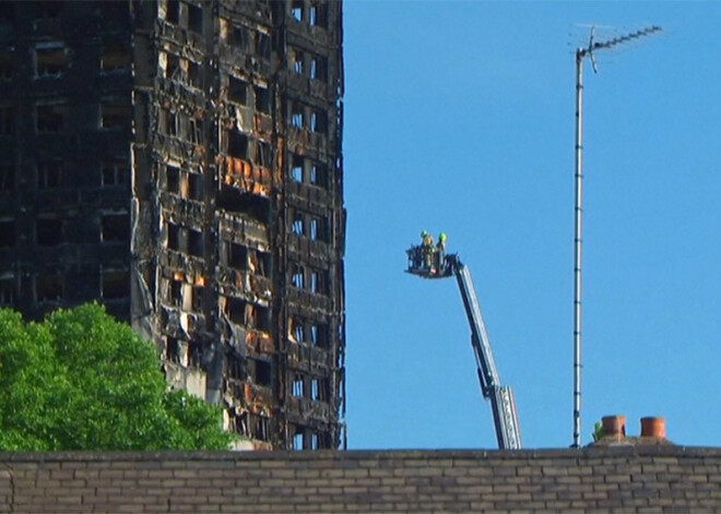 Pēc traģiskā ugunsgrēka Londonas "Grenfell Tower" ēkā pazuduši 65 cilvēki