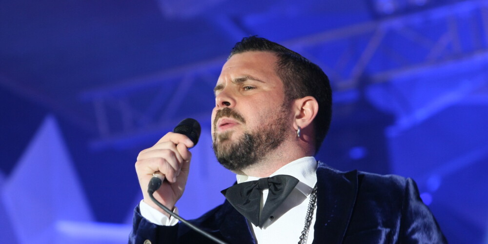 Intars Busulis (dzimis 1978. gada 2. maijā Talsos) ir latviešu mūziķis, dziedātājs un trombonists. Šobrīd grupas Intars Busulis & Abonementa orķestris solists. Pirmo, plašāku atpazīstamību guvis muzicējot grupā "Caffe", kā arī bijis daudzu konkursu laureāts (tostarp 2005. gada "Jaunā viļņa" uzvarētājs, 2009. gada Eirodziesmas uzvarētājs un starptautiskā Eirovīzijas dziesmu konkursa dalībnieks), kā arī, piedalījies Krievijas televīzijas dziedāšanas konkursā Golos ("Balss"), kas veidots pēc The Voice ("Balss") koncepta. Bijis raidījumu vadītājs Radio SWH.