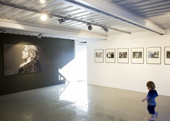 "Mākslai vajag telpu" Vasaras mājā atklāj izstāžu sēriju ''Ārup. Andris Grinbergs''