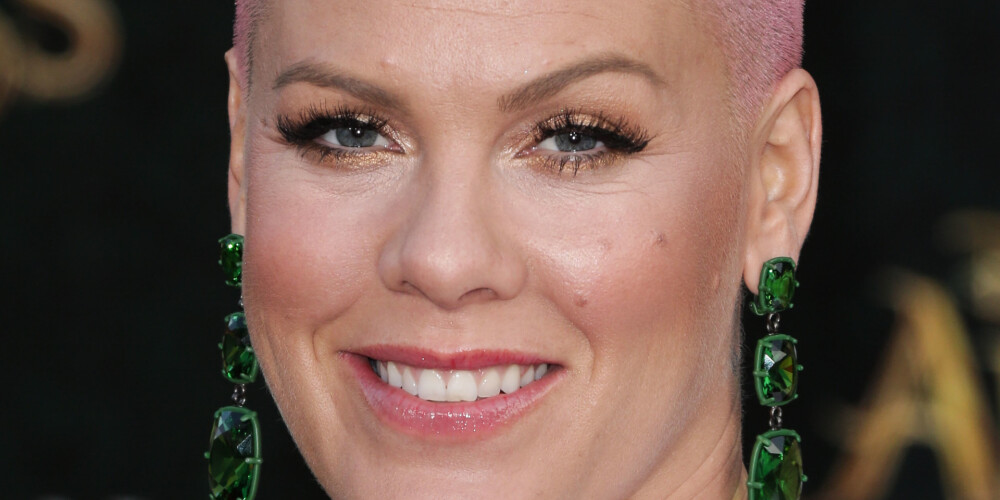 Pinka jeb P!nk (īstajā vārdā Alesija Beta Mūra) ir divas Grammy balvas ieguvusī ASV mūziķe, dziesmu tekstu autore un mūzikas producente. Vispasaules popularitāti mūziķe Pinka ieguva pēc sava pirmā veiksmīgā singla "There You Go" izdošanas 2000. gadā. Singls sasniedza Billboard Hot 100 7. vietu, kas priekš debijas bija lielisks rezultāts. Kopumā mūziķe visā pasaulē ir pārdevusi vairāk kā 30 miljonus albumu.