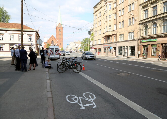 Vāc parakstus par velojoslu ierīkošanu Brīvības ielā