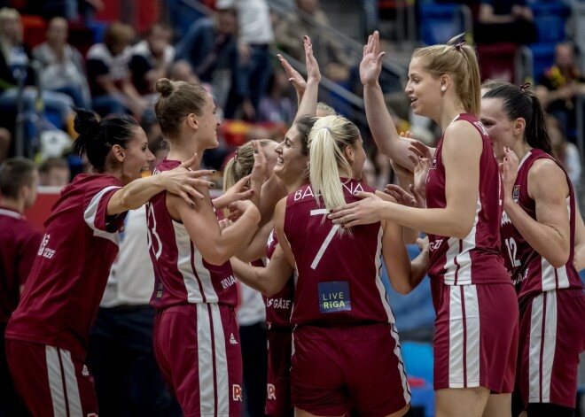 Latvijas sieviešu basketbola izlase Eiropas čempionāta finālturnīrā cīnās ar Melnkalni.