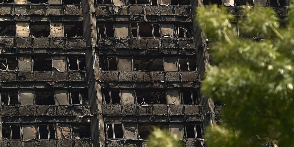 Cerību atrast dzīvos vairs nav: liesmas Londonas ēkā prasījušas 88 cilvēku dzīvības