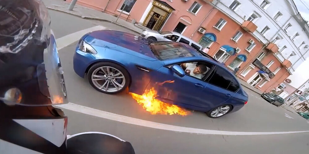 Pa Krievijas pilsētas Permas ielām triecas liesmojošs BMW