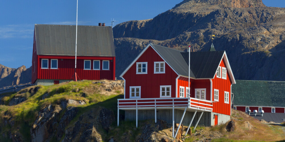 Grenlande ir lielākā sala pasaulē un pieder Dānijai. No 1973. līdz 1982. gadam tā bija Eiropas Ekonomikas kopienas sastāvā, tomēr referenduma rezultātā no tās izstājās. 2008. gadā Grenlandes autonomija no Dānijas kļuva lielāka, kad Grenlandes iedzīvotāji nobalsoja par pašpārvaldes likumu, kas nodeva gandrīz visu varu pār Grenlandi tās vietējai valdībai, Dānijas valdībai atstājot vienīgi ārlietu un aizsardzības politikas īstenošanas tiesības.