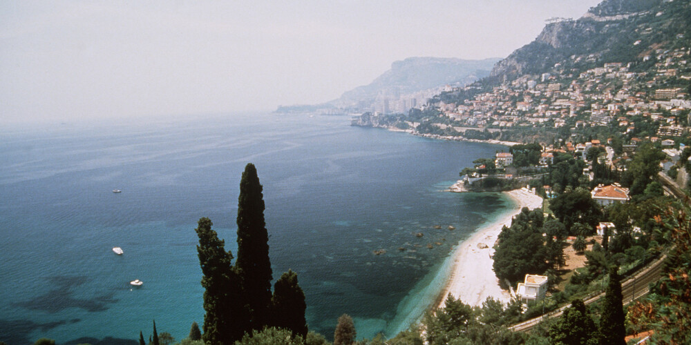 Monako, oficiāli Monako Firstiste ir valsts Rietumeiropā, Franču Rivjerā, dažus kilometrus no Itālijas robežas. Monako no rietumu, austrumu un ziemeļu puses ieskauj Francija, bet dienvidos to apskalo Vidusjūra. Monako sauszemes robeža ir 4,4 km gara, bet krasta līnija ir 4,1 km gara. Monako kopējā platība ir 2,02 km² un pēc teritorijas lieluma tā ir otrā mazākā valsts pasaulē aiz Vatikāna. Pēc 2013. gada datiem Monako dzīvo 36 950 iedzīvotāji un tā ir visblīvāk apdzīvotā valsts pasaulē.