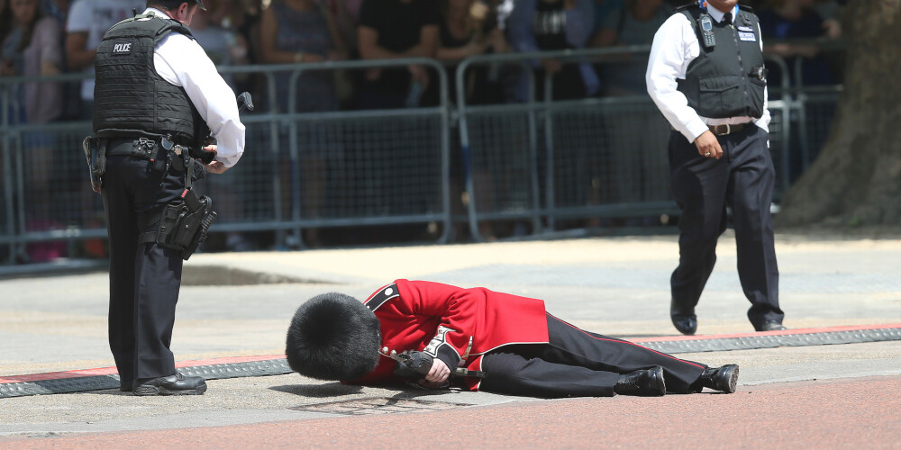 Karstums Londonā gāž no kājām: karavīrs noģībst karalienes jubilejas svinībās. FOTO