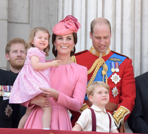 Hercogiene Ketrīna bija ģērbusies modes nama „Alexander McQueen” kleitā, kam pieskaņojusi „Jane Taylor” cepuri. Princese Šarlote bija tērpta līdzīgas krāsas kleitiņā ar ziedu apdruku, bet kājās apāvusi burgundija krāsas apavus, ko darinājis zīmols „Dona Carmen”.