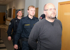 Likvidējamās "Trasta komercbankas" administrators Ilmārs Krūms tiek konvojēts uz tiesas sēdi Rīgas pilsētas Latgales priekšpilsētas tiesā.