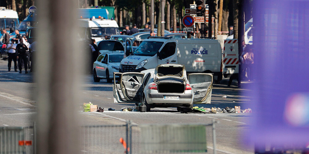 Neizdevies terorakts Parīzē: Elizejas laukos policijas busiņā ietriecas automašīna