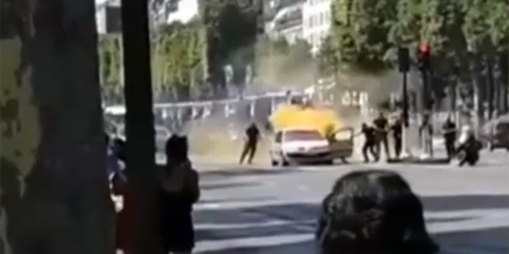 Elizejas laukos nofilmēts mirklis pēc terorista uzbrukuma policistiem