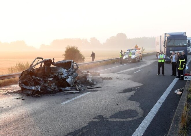 Nelegālo imigrantu ceļa blokādes dēļ Kalē iet bojā autovadītājs