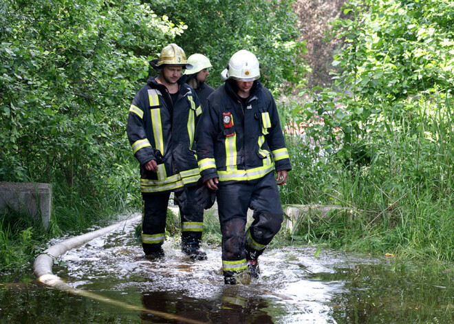 Ugunsdzēsēji pēc teju 60 stundu smaga darba likvidējuši ugunsgrēku Jūrmalā