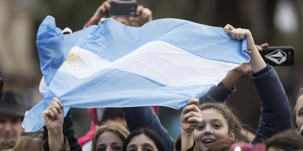Argentīna (spāņu: Argentina), oficiāli Argentīnas Republika (República Argentina), ir valsts Dienvidamerikas dienvidos. Argentīna ir otra lielākā valsts kontinentā aiz Brazīlijas un astotā lielākā pasaulē. Pēc iedzīvotāju skaita Argentīna ir tikai trešā lielākā valsts Dienvidamerikā aiz Brazīlijas un Kolumbijas. Tā kā Argentīna ziemeļu-dienvidu virzienā stiepjas 3700 km garumā, tad valstī ir vairākas klimata un veģetācijas zonas. Valstī var iedalīt četros nozīmīgos reģionos: Grančako, Pampā, Patagonijā un Andu kalnos. Valsts nosaukums ir cēlies no latīņu vārda argentum, kas nozīmē "sudrabs". Šāds nosaukums ir tāpēc, ka konkistadori ticēja, ka šeit varēs atrast šo dārgmetālu. Līdz neatkarības iegūšanai 1816. gadā Argentīna bija daļa no Spānijas impērijas.