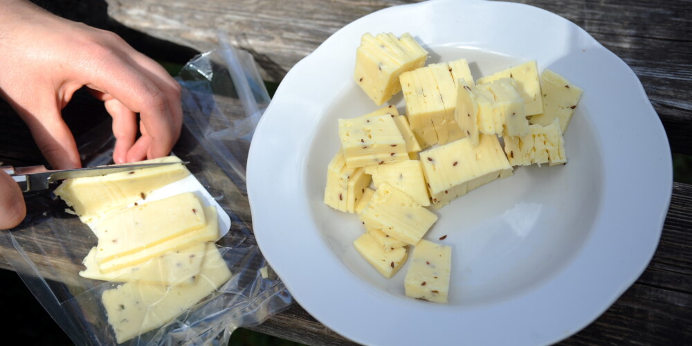 Alu Latvijā dzeram nemainīgi daudz, bet sieru ēdam vairāk