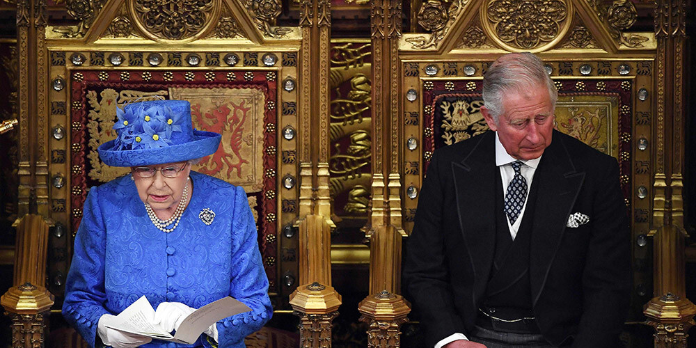 Karaliene Elizabete II ar cepuri ES krāsās atklāj parlamenta jauno sasaukumu