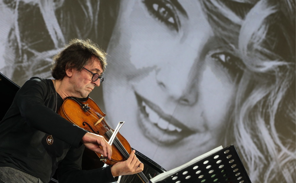 Фото голые виолончелистки. Исполнил композицию. Виолончель. Олимпик брасс состав. Спасенков юрий.