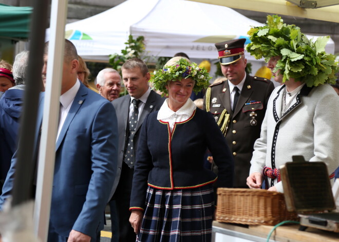 Valsts prezidents Raimonds Vējonis un Valsts prezidenta kundze Iveta Vējone  Zāļu tirgus apmeklējuma laikā Doma laukumā.