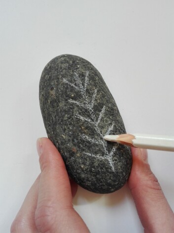 Glīti rotātos akmeņus vari izmantot kā galdauta slogu āra maltītei vai uzdāvināt kā piemiņas lietu saviem Jāņu viesiem.