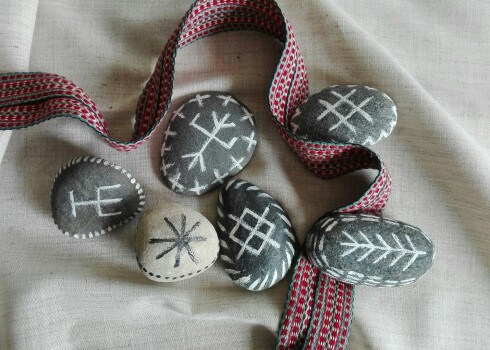 Jāņu vakarā, lai atvairītu raganas un citus nešķīsteņus, uz palodzes jāuzliek akmens – tā skan tautas ticējums.