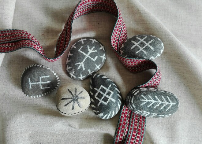 Pret raganām un mošķiem: stilīgi akmeņi ar latviskajām zīmēm