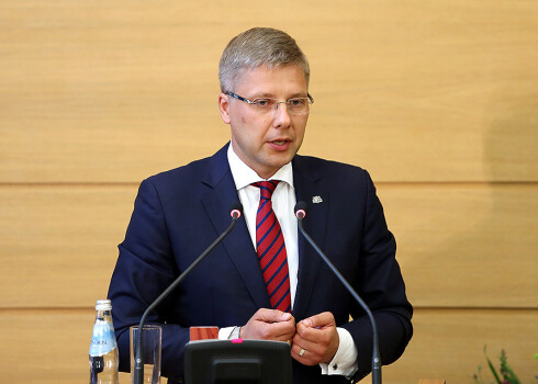 Rīgas mēra amata kandidāts Nils Ušakovs atbild uz deputātu jautājumiem Rīgas domes jaunā sasaukuma pirmās sēdes laikā.