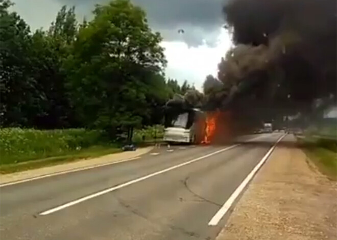 Nodedzis autobuss, kas vedis bērnu futbola komandu no Latgales kausa izcīņas