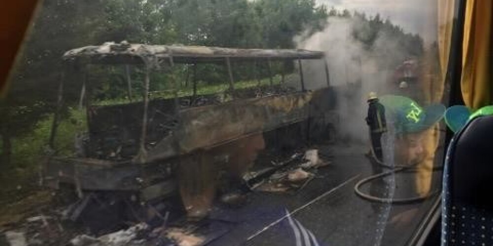 На обратном пути с Кубка Латгале сгорел автобус, который перевозил детскую футбольную команду