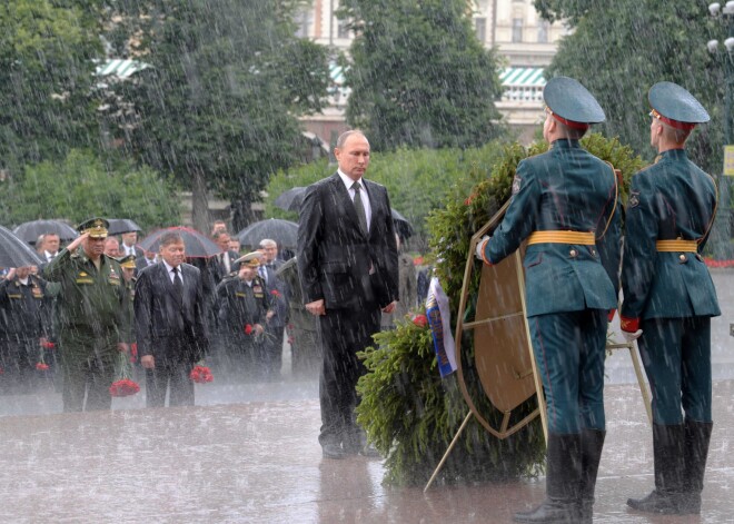 Pieminot Otrajā pasaules karā nogalinātos krievus, Krievijas prezidents Vladimirs Putins neļāvās lietussargam, - viņš spēcīgās lietusgāzes Maskavā pārcieta bez šī atribūta.