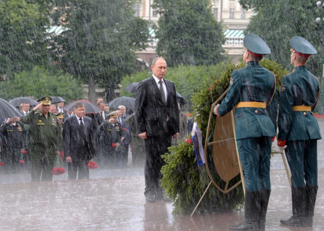 Putins izmirkst līdz pēdējai vīlītei, bet pēc lietussarga nesniedzas