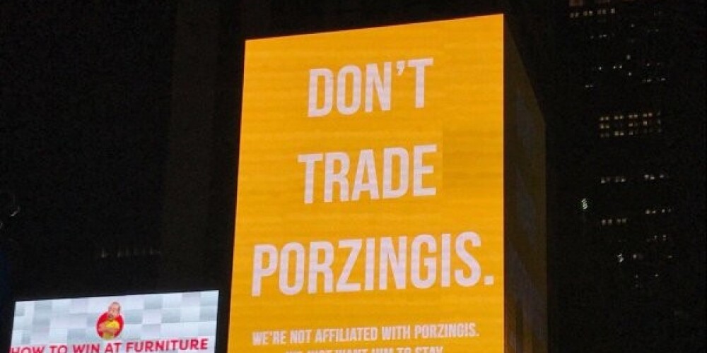 Ņujorkas centrā mirdz uzraksts "Tikai netirgojiet Porziņģi!"