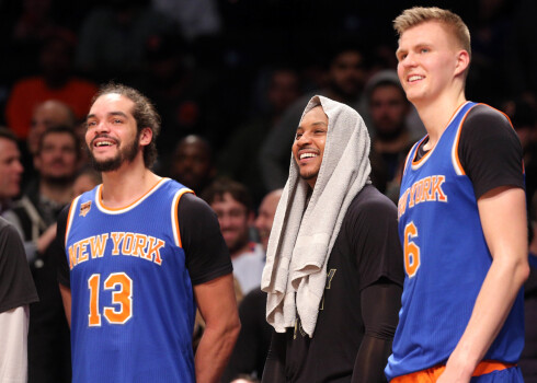 "Knicks" spēlētāji Joakims Noā (13), Karmelo Entonijs (7) un Kristaps Porziņģis (6).