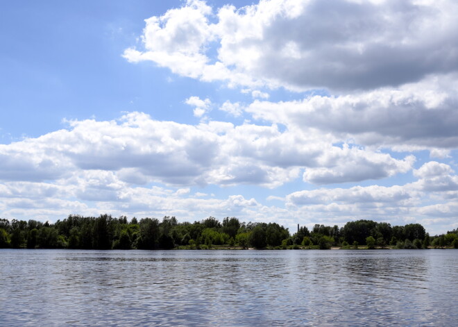 Daugavā iekritusi 40 gadu veca sieviete. Viņa joprojām nav atrasta...