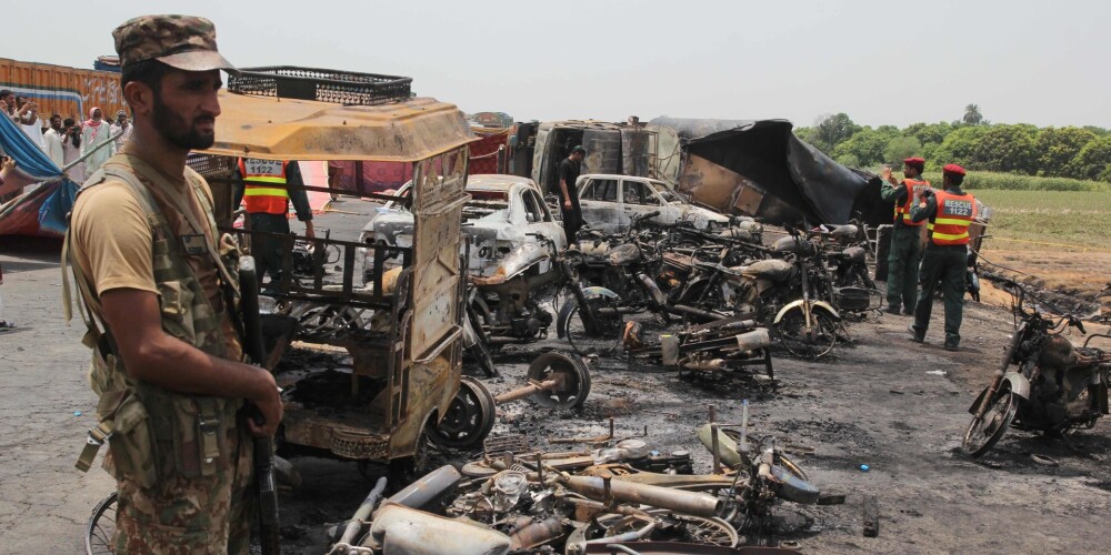 Avarējot degvielas vedējam, Pakistānā nogalināti 148 cilvēki