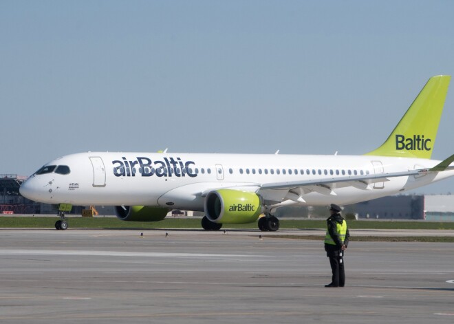 "airBaltic" Parīzes aviošovā prezentējis jauno CS300 lidmašīnu