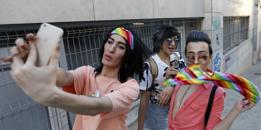 Policisti Turcijā izjaukuši geju praidu