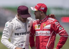 Lūiss Hamiltons (pa kreisi) ir manāmi nikns uz Sebastjanu Fetelu.