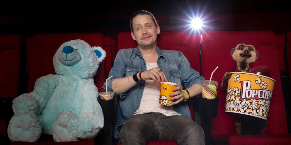 Makolijs Kalkins ir Holivudas aktieris, kurš piedalījies vairākās nozīmīgās filmās. Makolijs Kalkins savu aktiera karjeru sāka sešus gadu vecumā. Kad viņam bija 10 gadu, viņš filmējās filmā "Viens pats mājās" (Home Alone), atveidojot galveno lomu. Filma stāsta par mazu zēnu, kurš nejauši tika atstāts mājās, kamēr ģimene devusies ceļojumā.