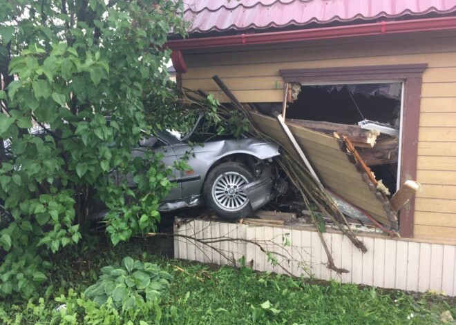 "Viņu pasargāja eņģeļi" - brīnumaini izglābjas bērns, kad auto Daugavpilī taranē māju