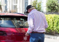 Šonedēļ Boriss ieradās savā Londonas ofisā ar “Porsche” markas auto.