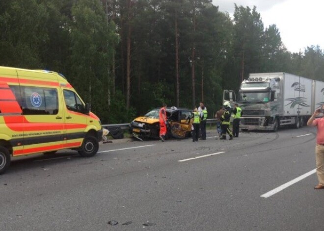 Pie Baltezera avarējušas piecas automašīnas; pilnībā bloķēta Tallinas šoseja