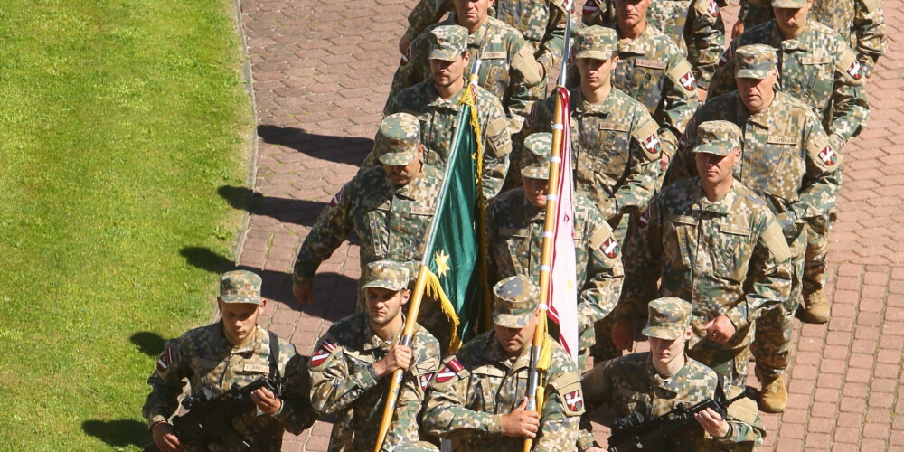 Latvijas Republikas Zemessardze (ZS) ir Nacionālo Bruņoto Spēku sastāvdaļa. Zemessardzes mērķis ir iesaistīt Latvijas Republikas pilsoņus valsts teritorijas un sabiedrības aizsardzībā, tā piedalās valsts aizsardzības sistēmas uzdevumu plānošanā un izpildē saskaņā ar valsts aizsardzības plānu. Zemessardzē var dienēt Latvijas Republikas pilsoņi vecumā starp 18 un 55 gadiem.