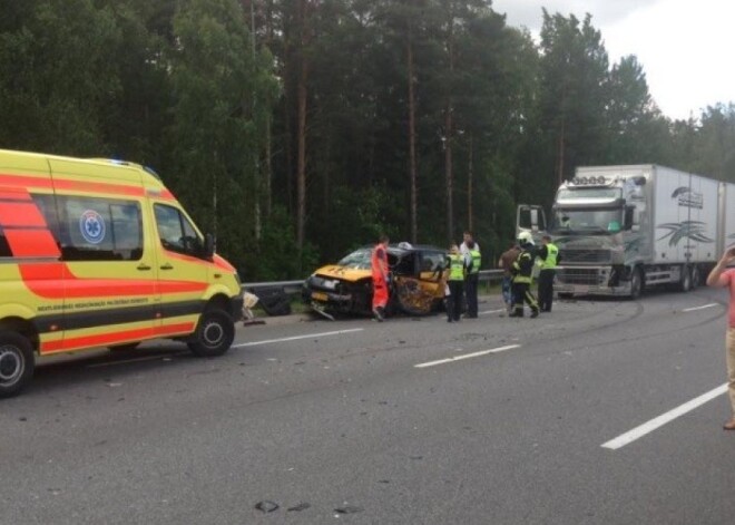 Avārijā pie Baltezera cietuši divi cilvēki; satiksme atjaunota