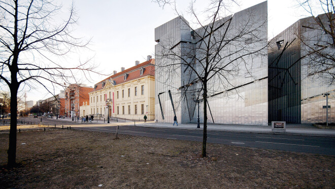 Berlīnes Ebreju muzejs, projekts, kas Lībeskindam nesa pirmo slavu. Mēdz uzskatīt, ka tas ir arī arhitekta labākais darbs, 1989. – 1999.