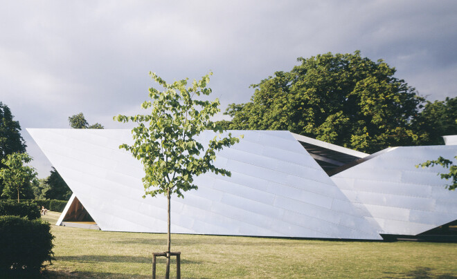 Serpentine galerijas vasaras paviljons Londonā, 2001. Daniels Lībeskinds bija otrais arhitekts (pēc Zahas Hadidas), kas tika aicināts projektēt galerijas īpašo vasaras paviljonu.