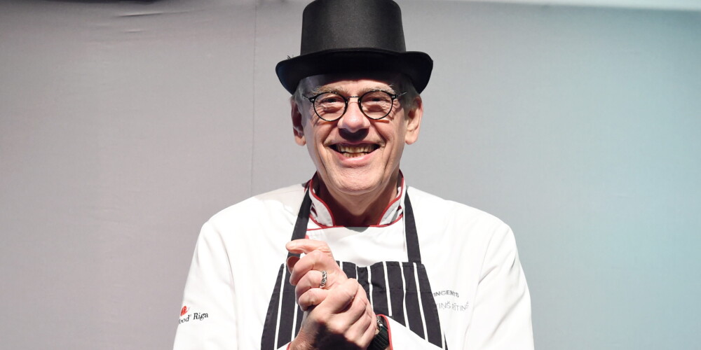 Mārtiņš Rītiņš (dzimis 1949. gada 19. oktobrī) ir latviešu pavārs un uzņēmējs. 1971. gadā absolvējis Vestminsteras tehnikumu Londonā. No 1970. gadu vidus līdz 1990. gadu sākumam strādājis dažādos ēdināšanas uzņēmumos viesnīcu tīklā Grand Metropolitan Hotels. No 1984. līdz 1992. gadam bijis Toronto uzņēmuma Martins Catering Ltd īpašnieks. 1993. gadā pārcēlies uz dzīvi Latvijā. 1994. gadā M. Rītiņš kļuva par restorāna "Vincents" direktoru un šefpavāru. Vadījis televīzijas raidījumu "Kas var būt labāks par šo?". 2007. gadā ticis apbalvots ar piektās šķiras Triju Zvaigžņu ordeni.