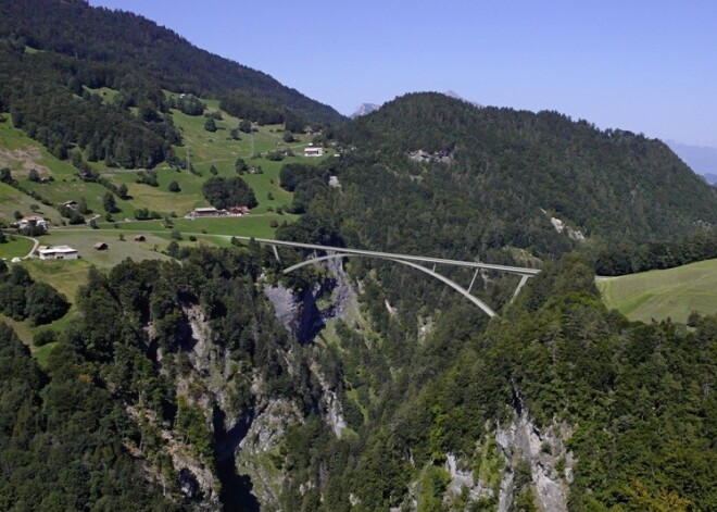 Pagājušajā nedēļā ekspluatācijā nodots augstākais arkveida tilts Eiropā - Šveicē. Tā izmaksas bija 56 miljoni Šveices franku (51 miljons eiro).